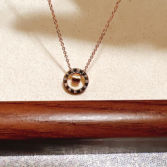 ✨ 18k gold plated rose gold Roman numeral necklace - Picture 8 of 11